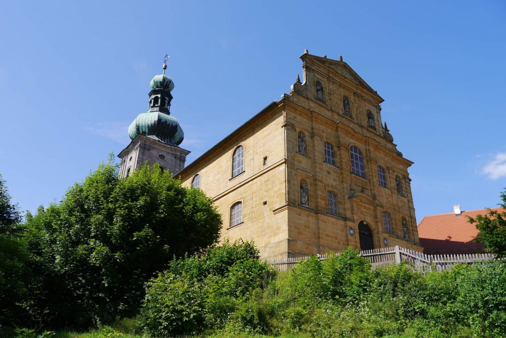 Die Wallfahrtskirche Maria Hilf auf dem Mariahilfberg an einem sonnigen Tag.
